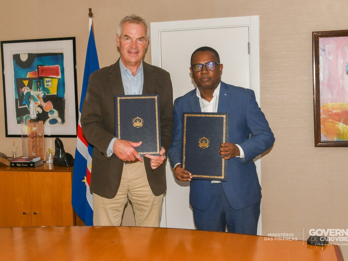 Tm Strawson, Founder of Tarafo Bay with Olavo Correia, Cape Verde Deputy Prime Minister & Minister of Finance after signing Convenção de Estabelecimento